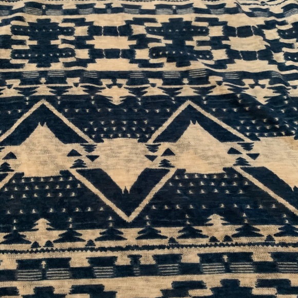 Aztec top with triangle cut out in back - Picture 2 of 3
